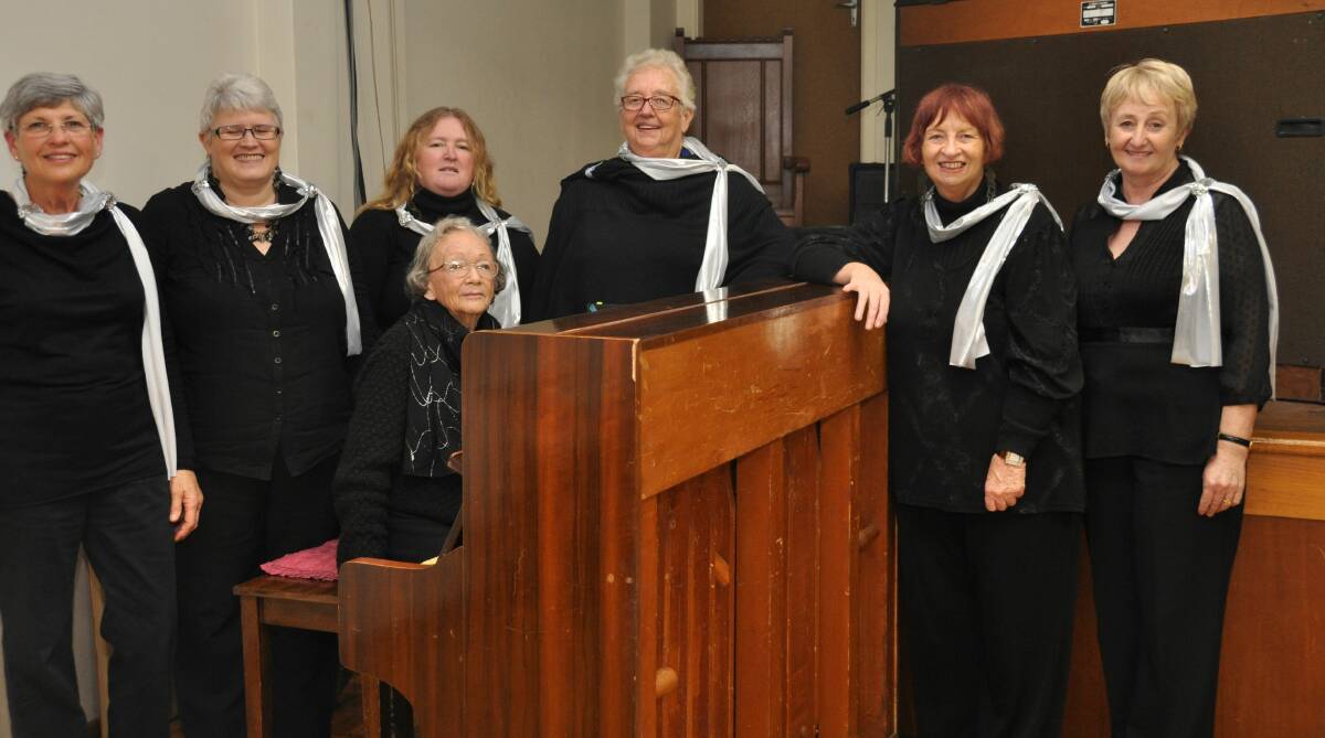 Rowena Meldrum, Merrill Phillips, Kerrie Anderson, Margaret Moon, Geradline Mullin and Liz Tilson with accompanist Joan Saxby.