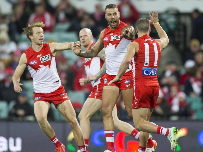 Lance Franklin (2R) has suffered a hamstring injury in Sydney's AFL clash with Hawthorn at the SCG.