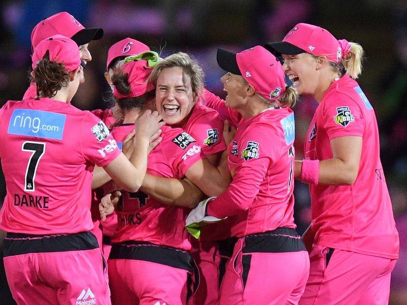 Ellyse Perry (C) has starred in the Sixers' thumping win over the Thunder in the Sydney WBBL derby.